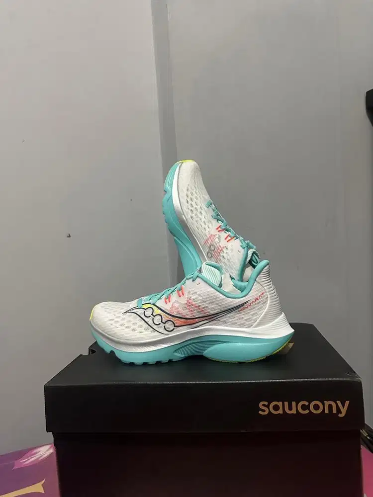 Sepatu lari saucony kinvara 16 size 40 women brand new in box