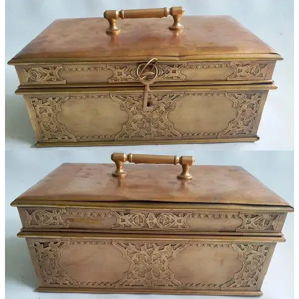 Oriental classic chinese peranakan tempat perhiasan antik kuningan era