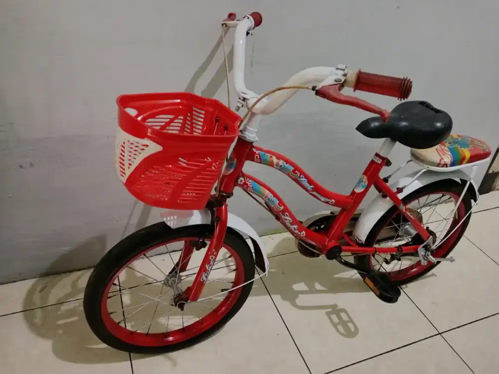 Sepeda anak warna merah