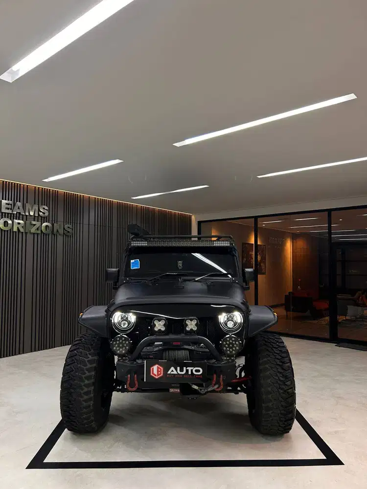 Jeep Wrangler CRD 2.8L Diesel AT 2013 Putih Stiker Hitam Doff N8888