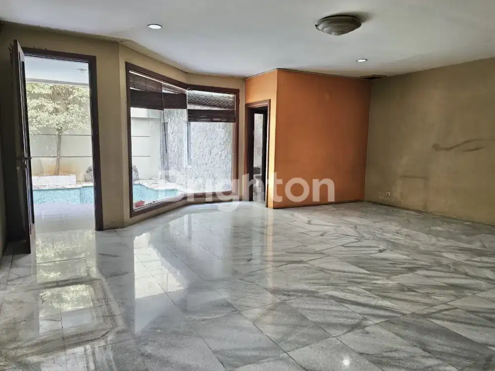 RUMAH MEWAH DILENGKAPI KOLAM RENANG DI BENDUNGAN HILIR JAKARTA PUSAT