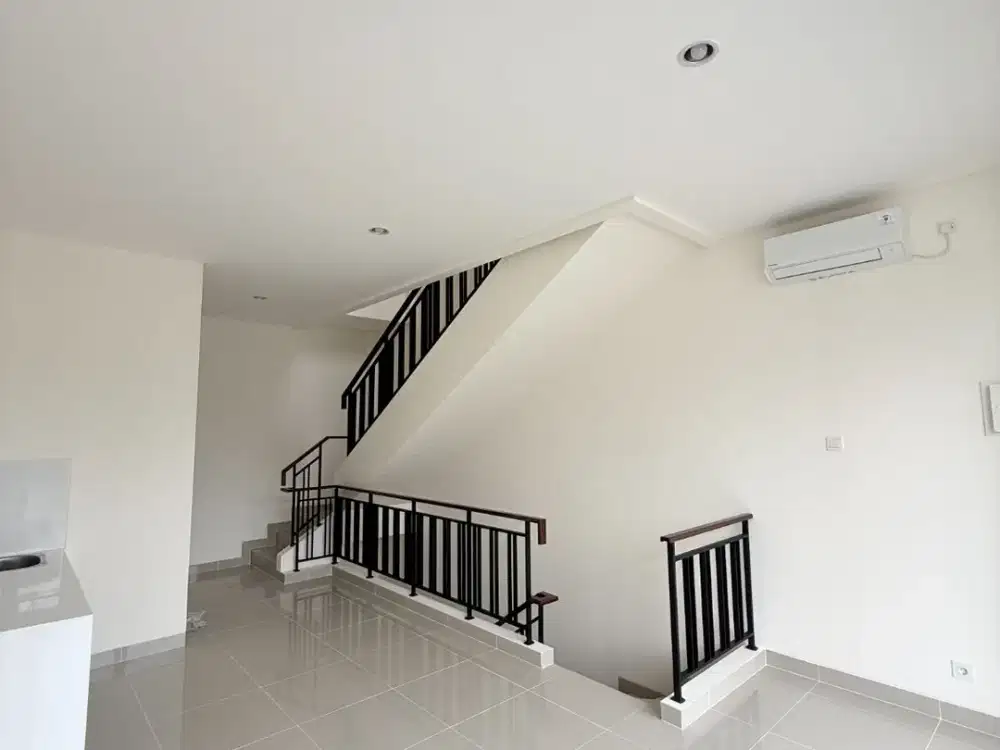 Ruko Sorrento 3 Lantai Hadap Jalan Raya Siap Pakai