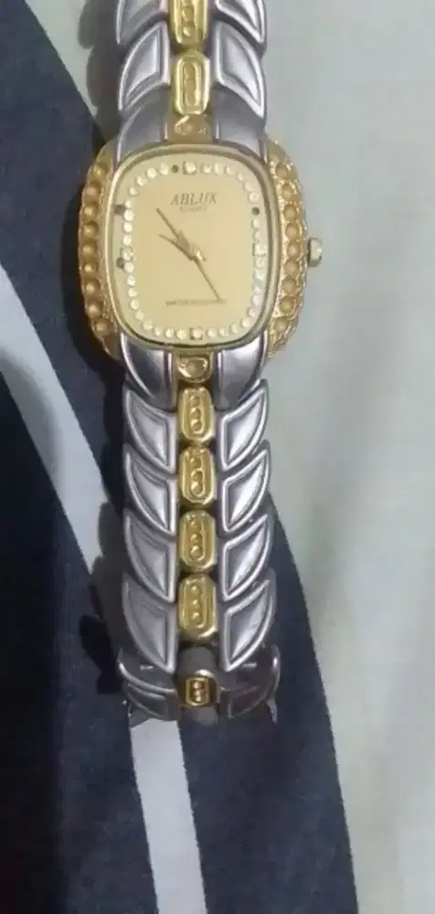 Jam tangan wanita mewah