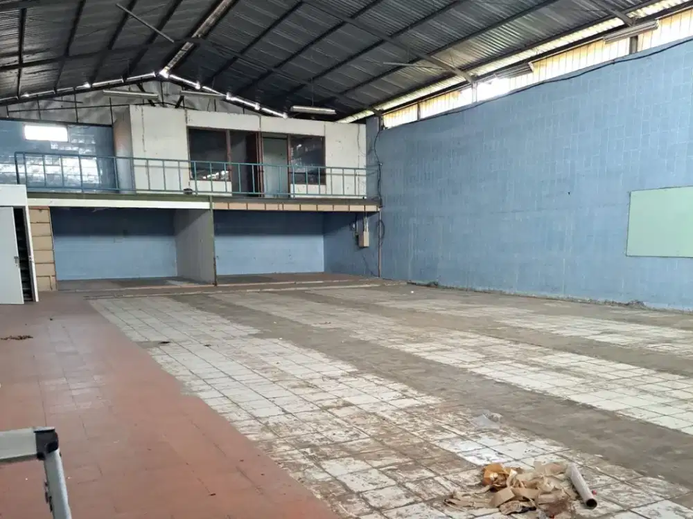 Gudang di Jalan Raya Narogong - Luas Tanah 1.700 M2