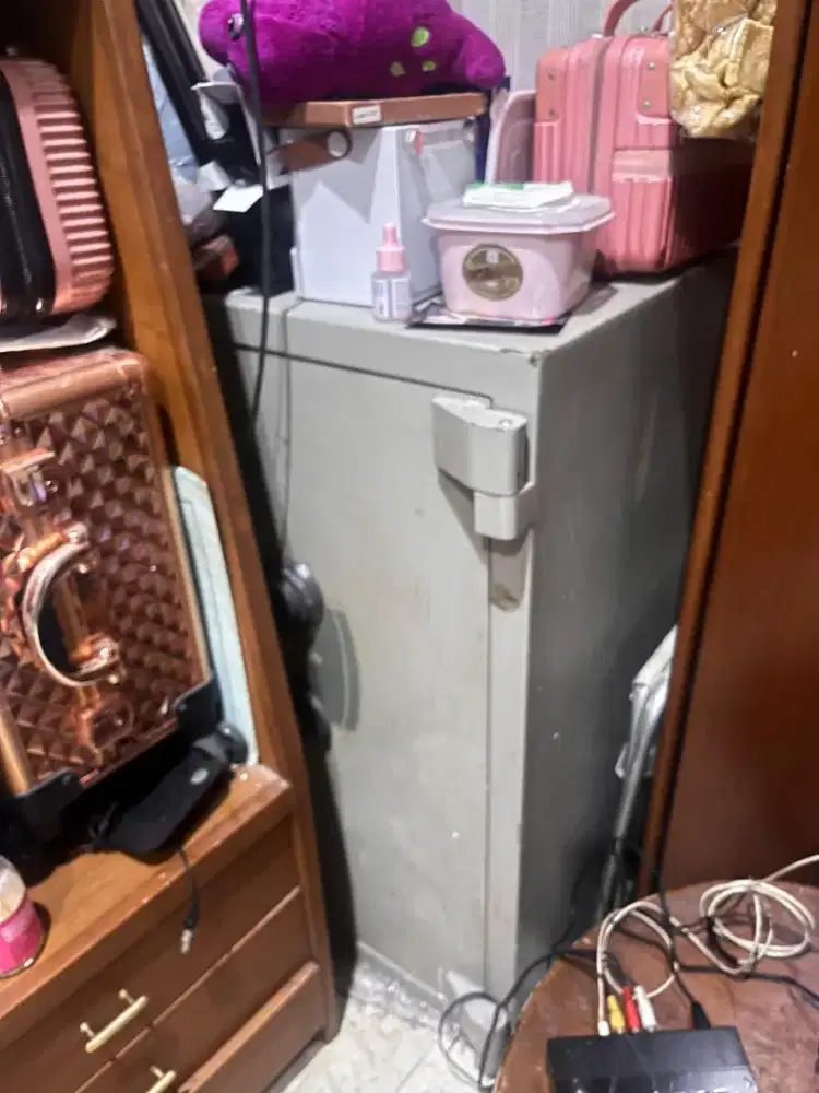 Chubb Brankad 
Uk.102 x 67 x 67 cm