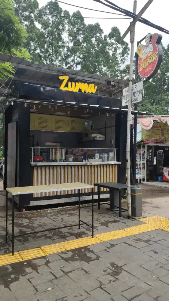 Deskripsi baca perempuan jaga booth