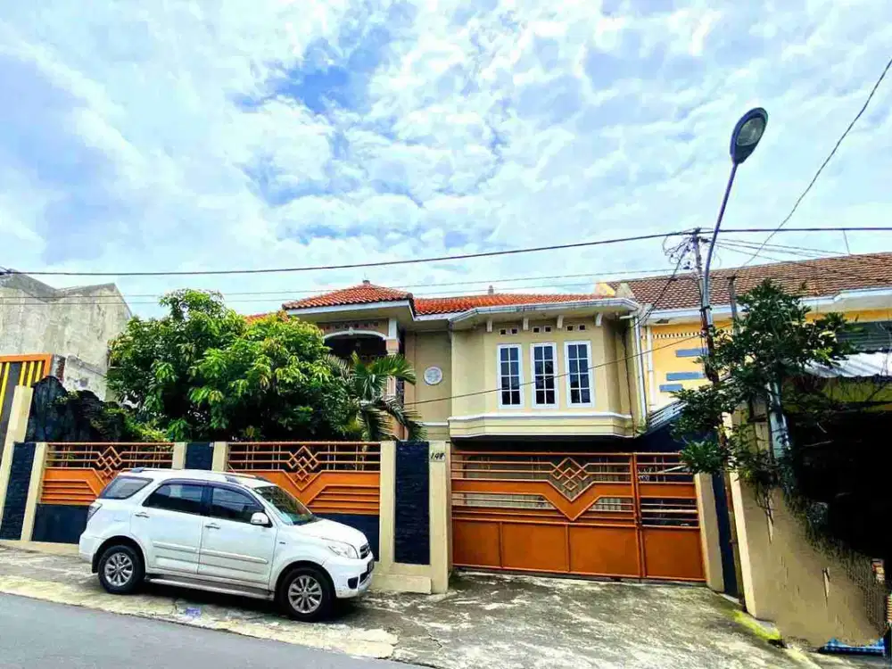 rumah mewah 3 lantai pinggir jalan raya Mojosongo jebres solo