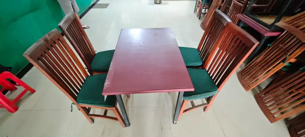 1 set meja dan kursi rumah makan