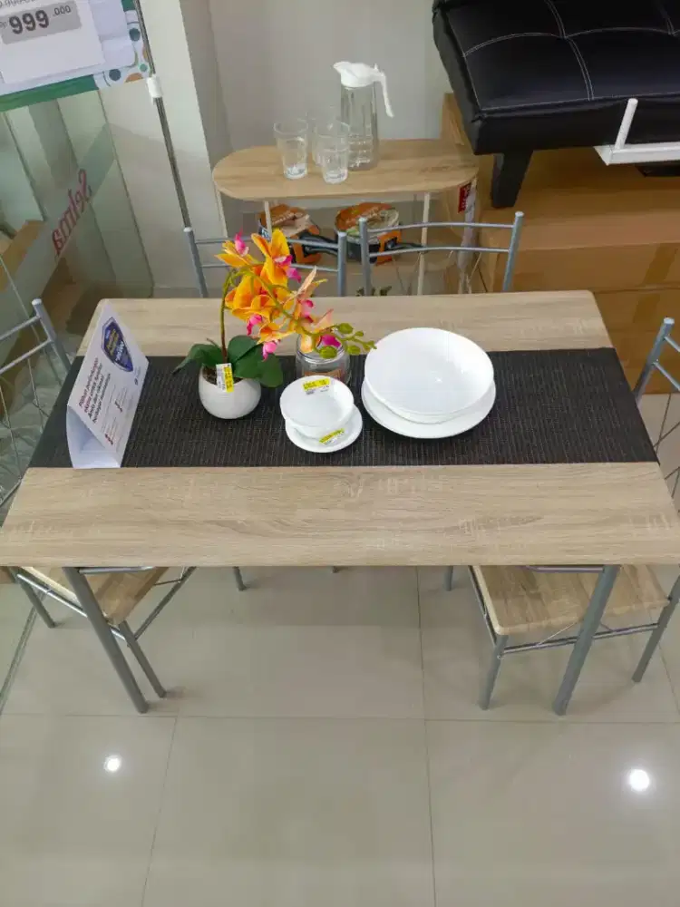 Meja makan set 4 kursi