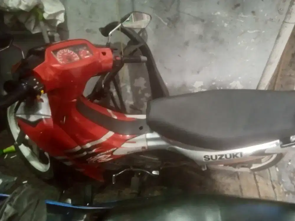dijual cepat motor Suzuki Satria lumba tahun 2022 warna merah silver.