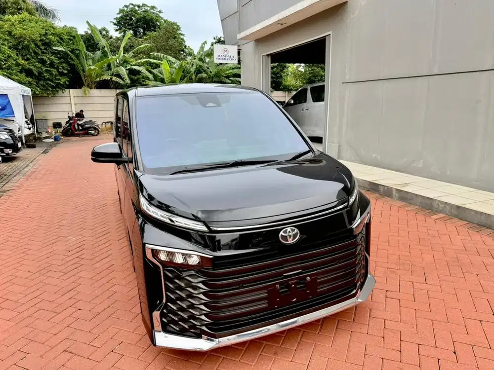 Toyota Voxy 2.0 2022 AT attitude black