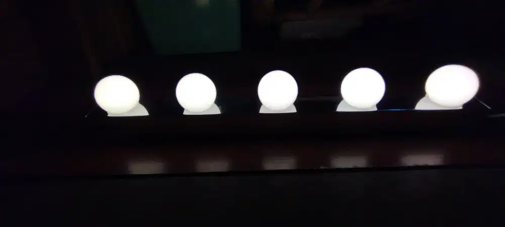 Lampu LED untuk cermin hias