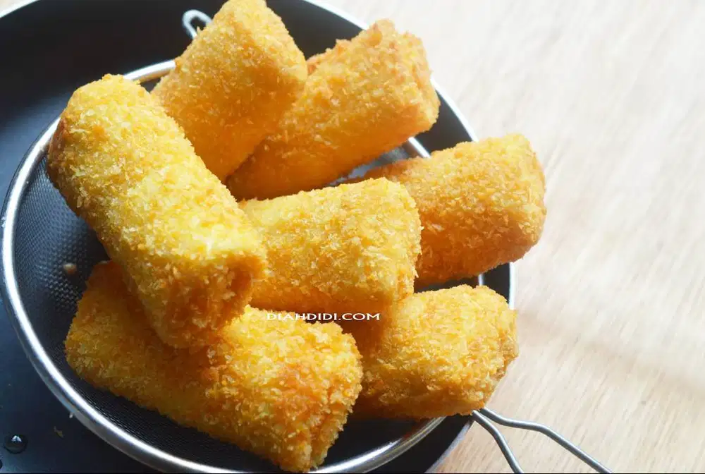 nyari yang bisa bantu bikin risol dan menjualkannya