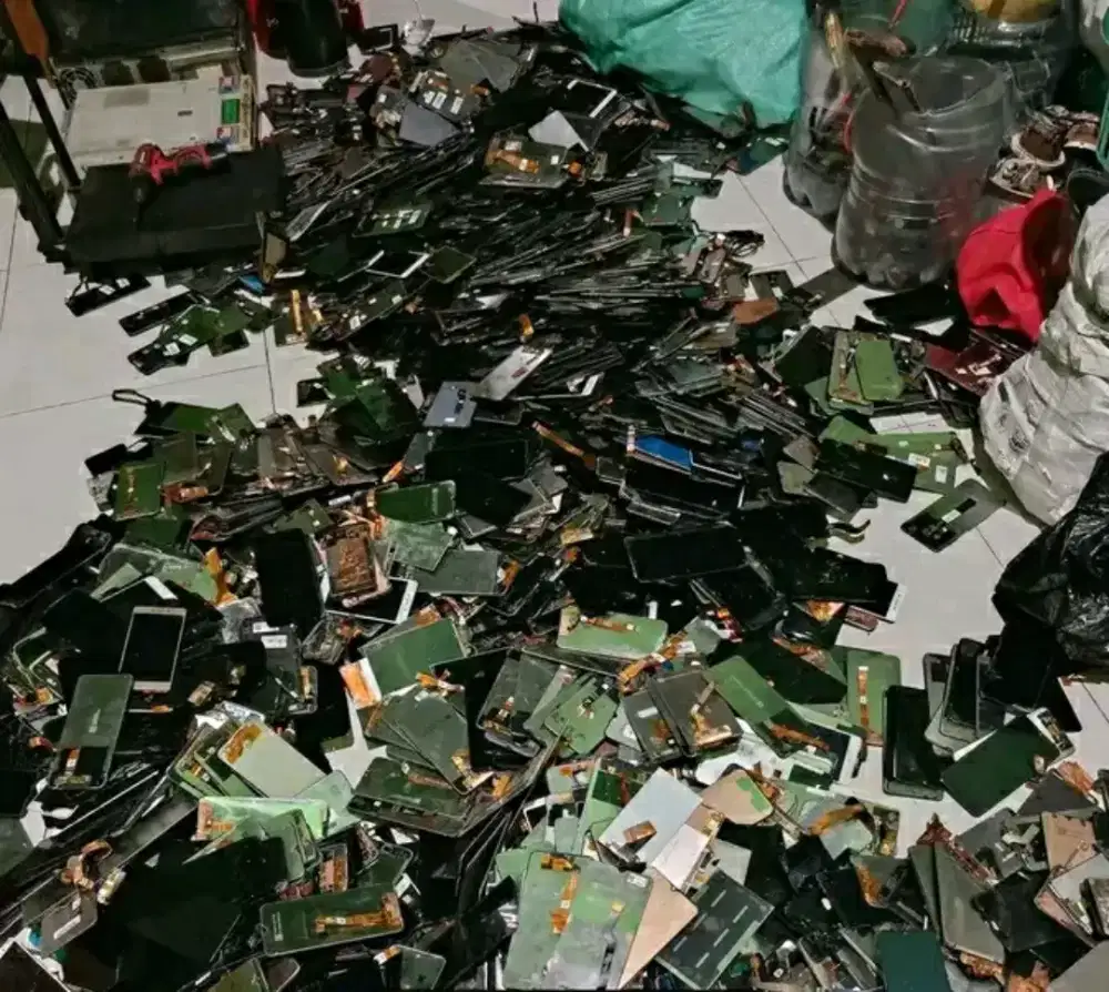 Limbah elektronik rusak dan limbah besi tua