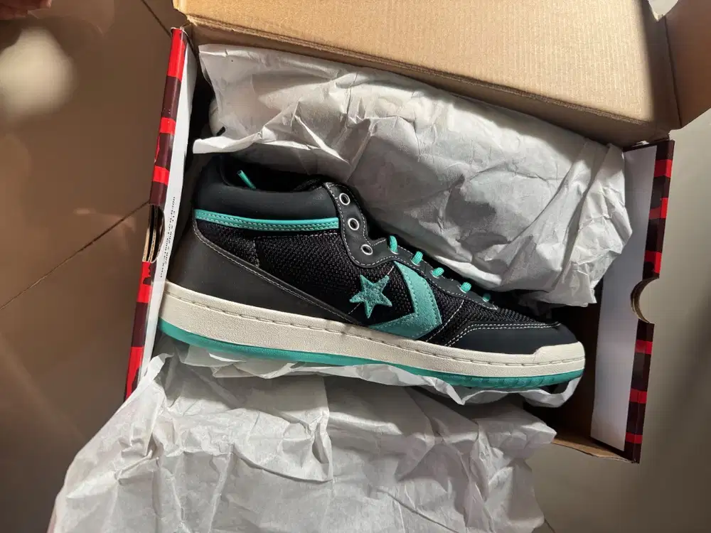 Sepatu Converse liverpool