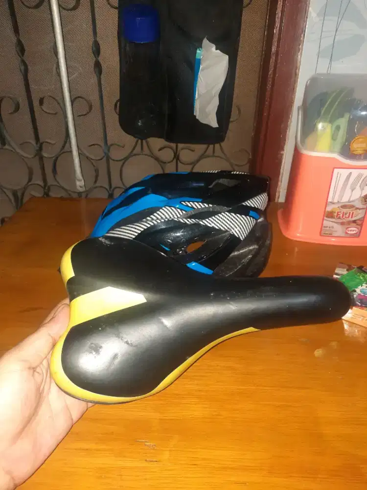 Satu paket helm sepeda dan kursi sepeda bawaan Polygon