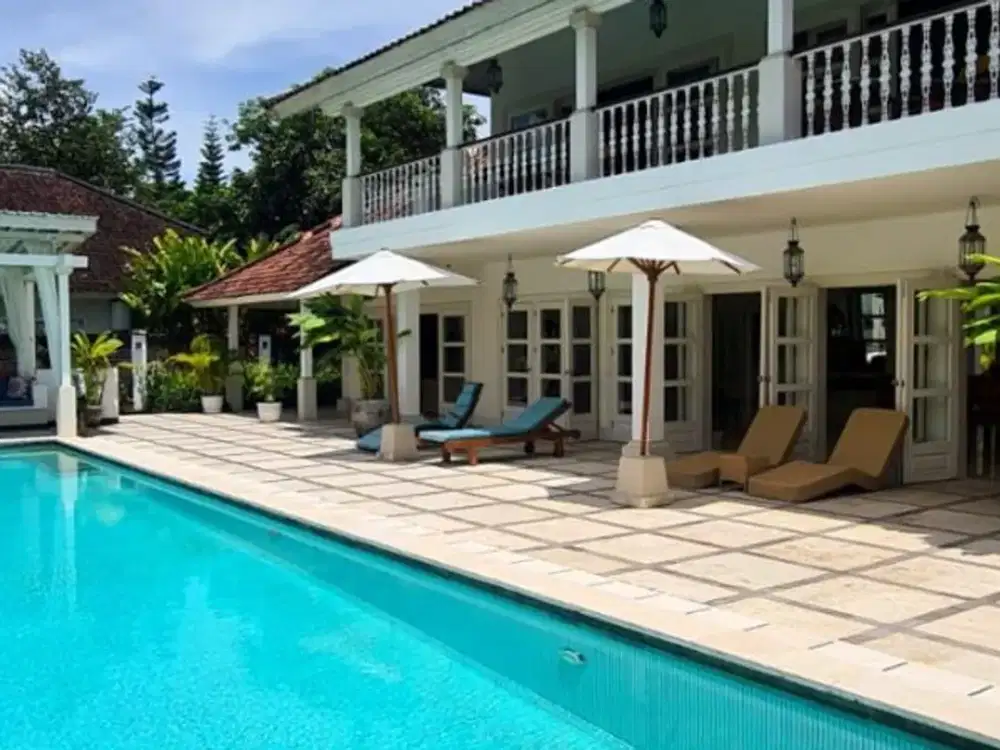 VILLA MEWAH BERGAYA COLONIAL BY THE RIVER DI TABANAN