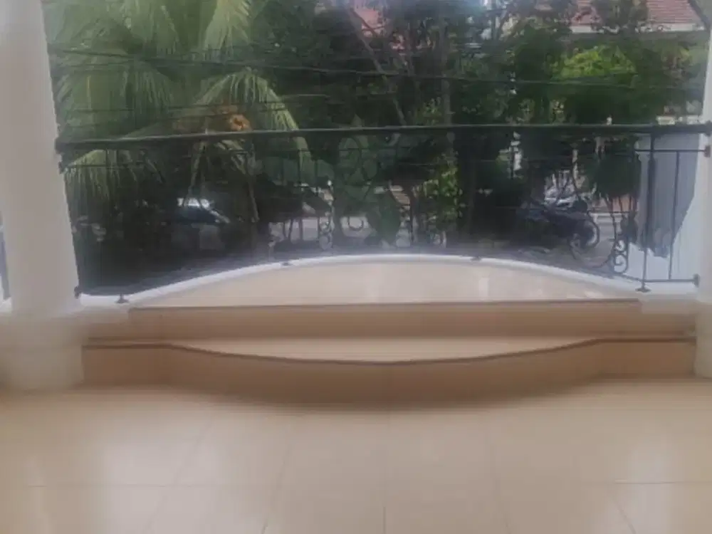 Jual Cepat Rumah Bangunan 2 Lantai Unfurnised LT 104 M2 Harga 2,3 M Sekarang di Bcs Kelapa Gading