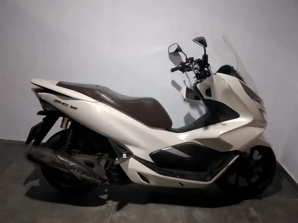 Honda PCX putih tahun 2018