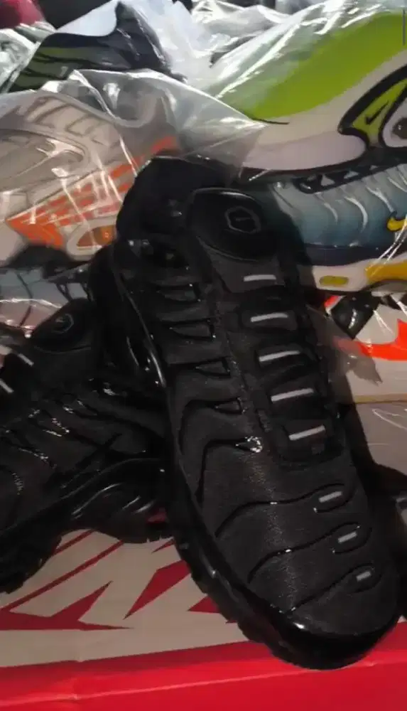 Sepatu Nike air max plus triple black