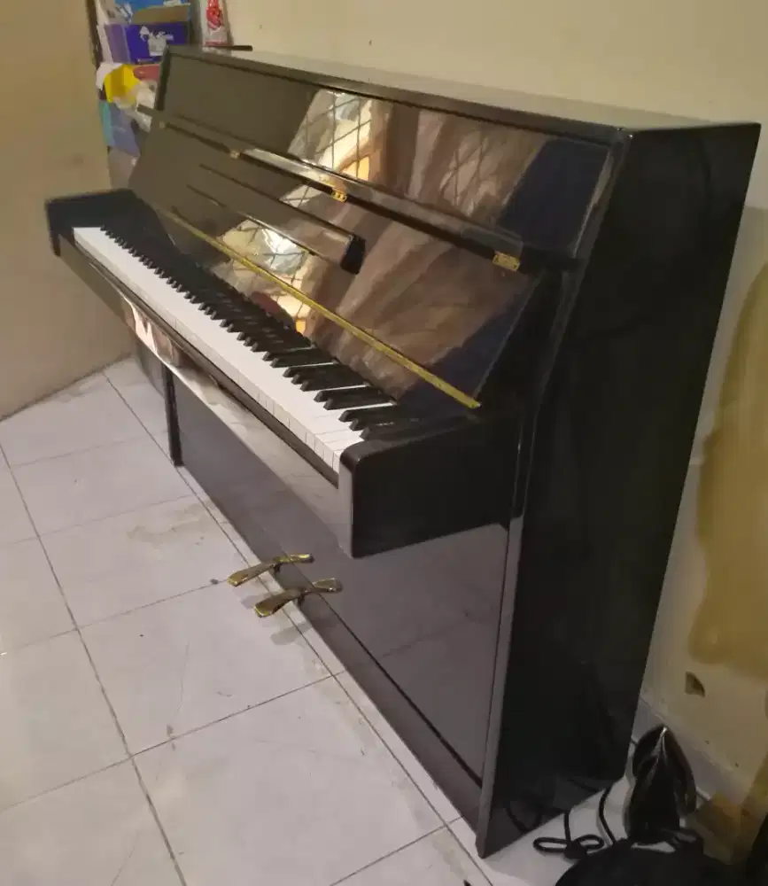 Piano Yamaha type LU 80 PW
