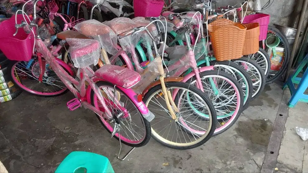 Di cari mekanik untuk rakit sepeda, stel velg dan service