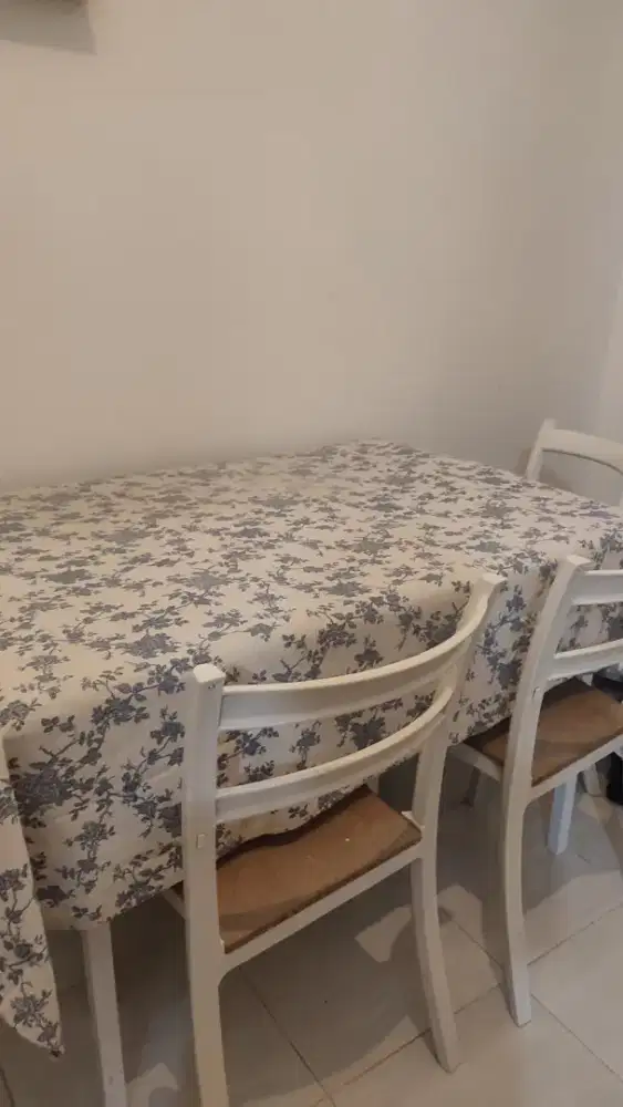 Meja makan minimalis