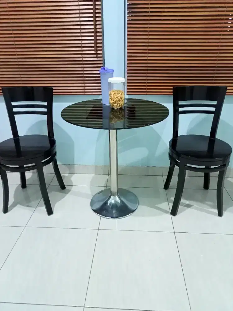 1 meja kaca, 2 kursi tamu