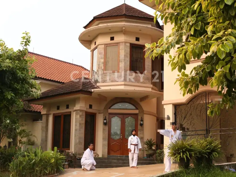 Rumah 2lt Bagus Halaman Luas Di Kemang Pratama. Bekasi