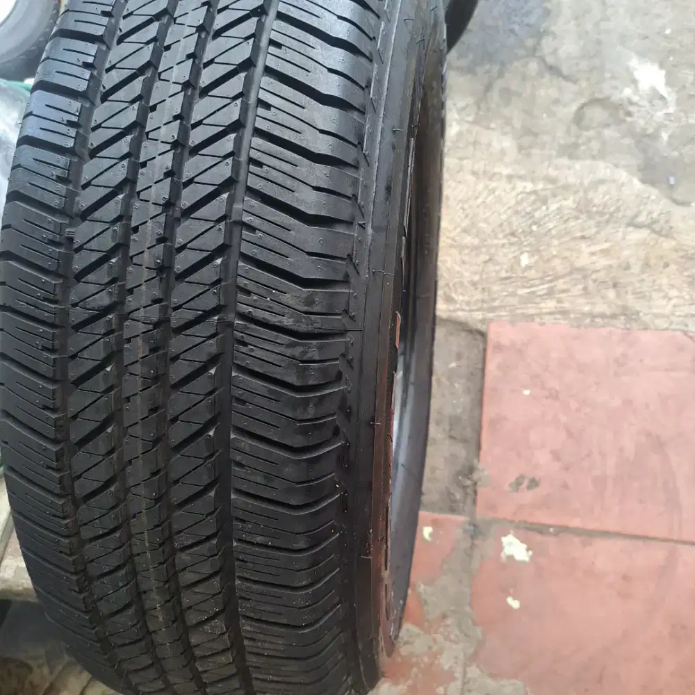 Ban fortuner pajero 265 65 17 bridgestone dueler ht ring 17 masih baru