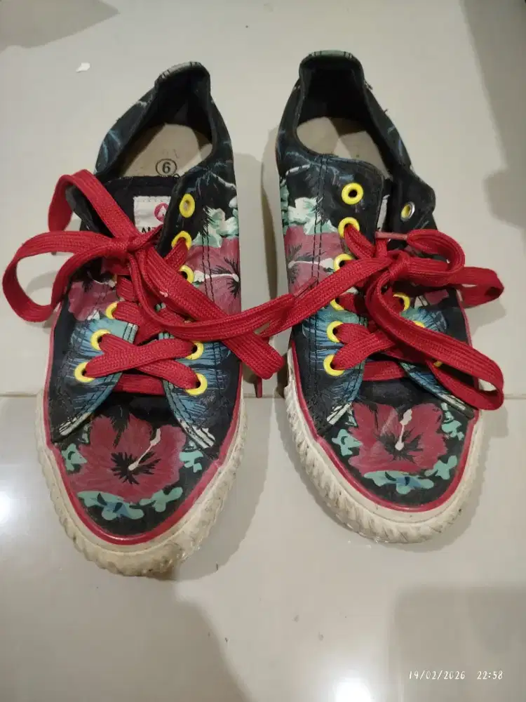 Sneaker wanita Merk AirWal* size 36