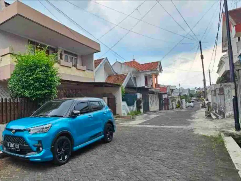 rumah besar harga tanah saja bonus bangunan di jl bunga suhat dekat kampus UB Brawijaya bisa jadi 2 kos elite lingkungan kos elite