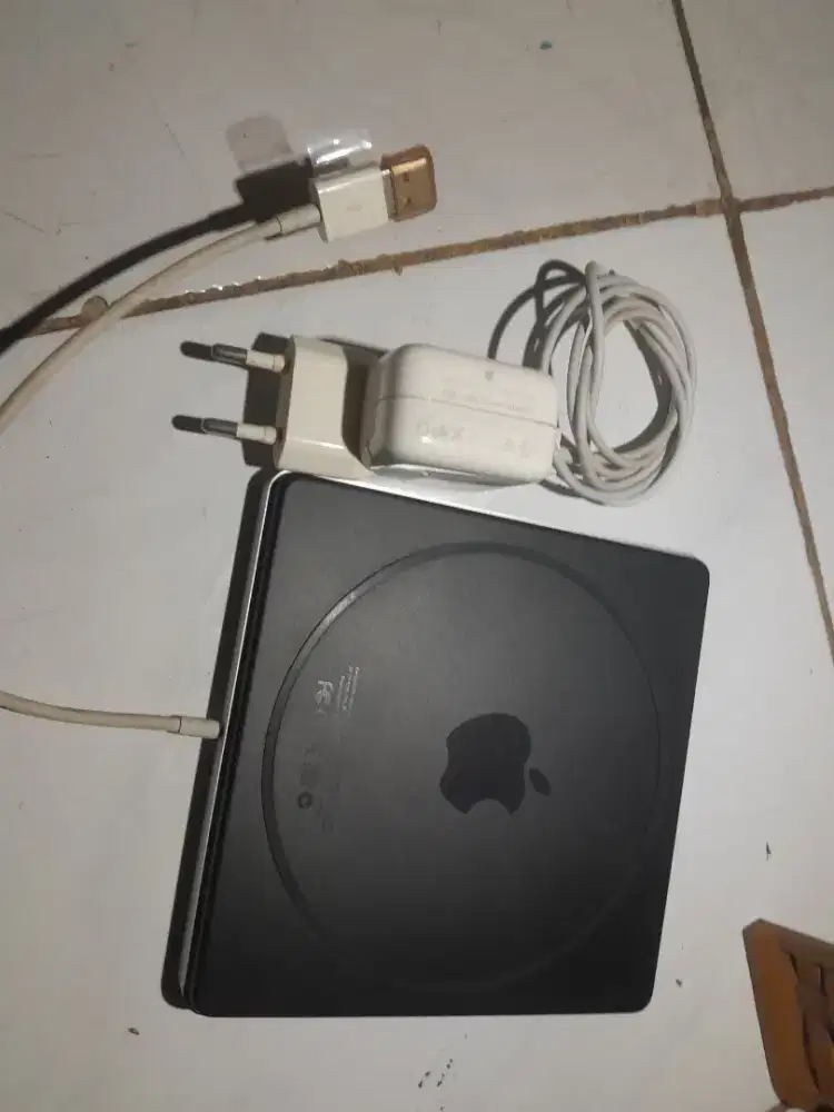 Jual chager aplle dan cdrw aplle keduanya masih fungsi .