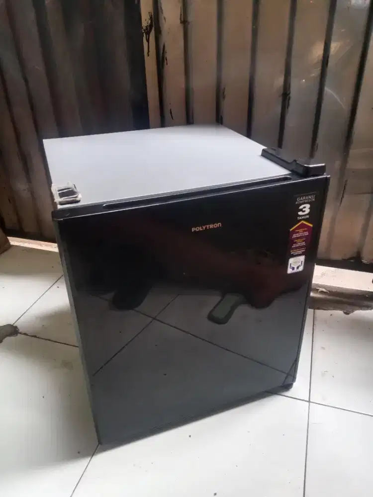 KULKAS MINIBAR POLYTRON LIKE NEW