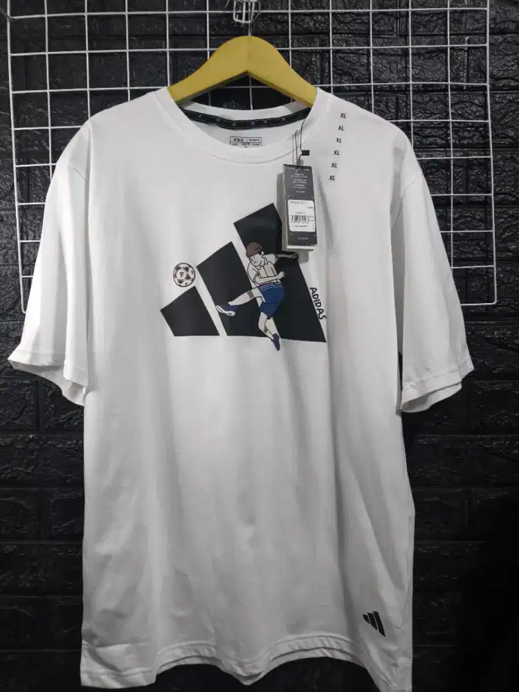 Kaos putih Adidas sport graphic size L