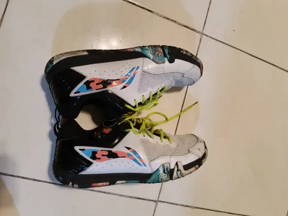 Sepatu badminton lining saga lite 9