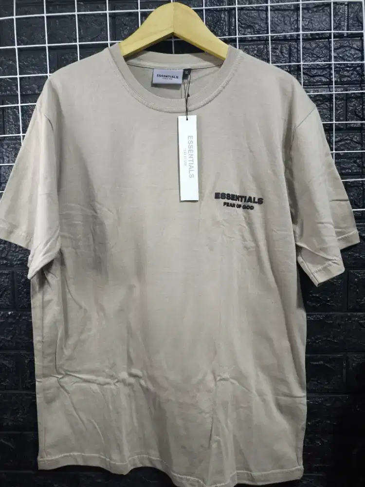 T-shirt esensial coklat size L