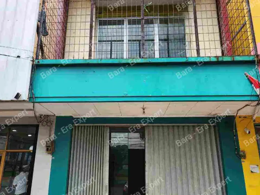 Disewakan ruko 2,5 lantai di pinggir jalan besar siap untuk usaha.