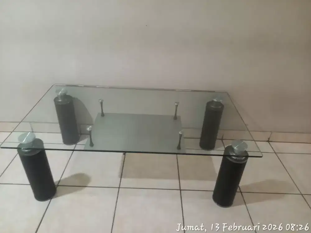 Meja kaca kondisi layak pakai