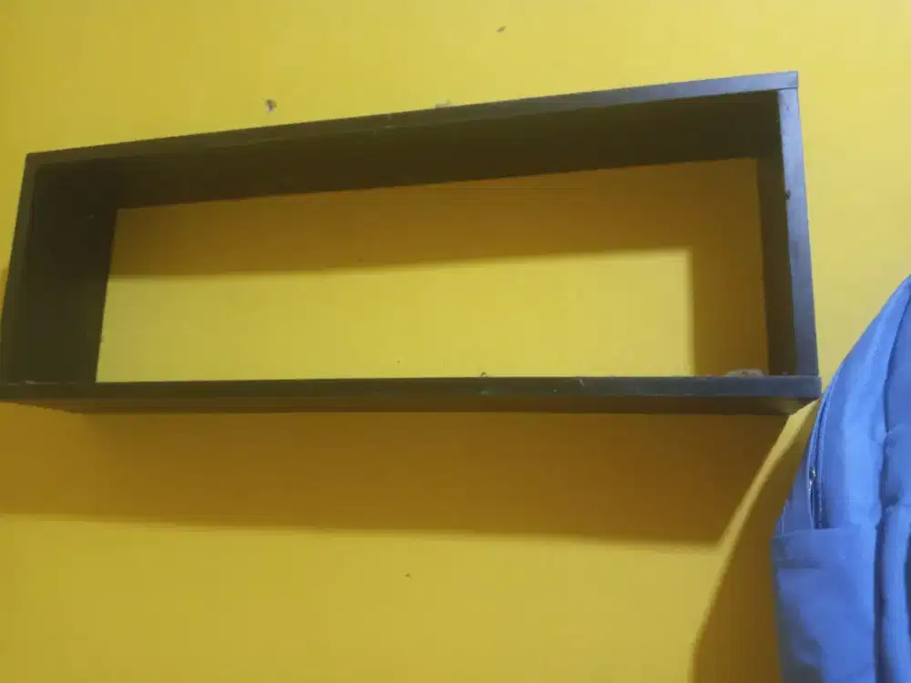 Rak pajangan tembok tempel