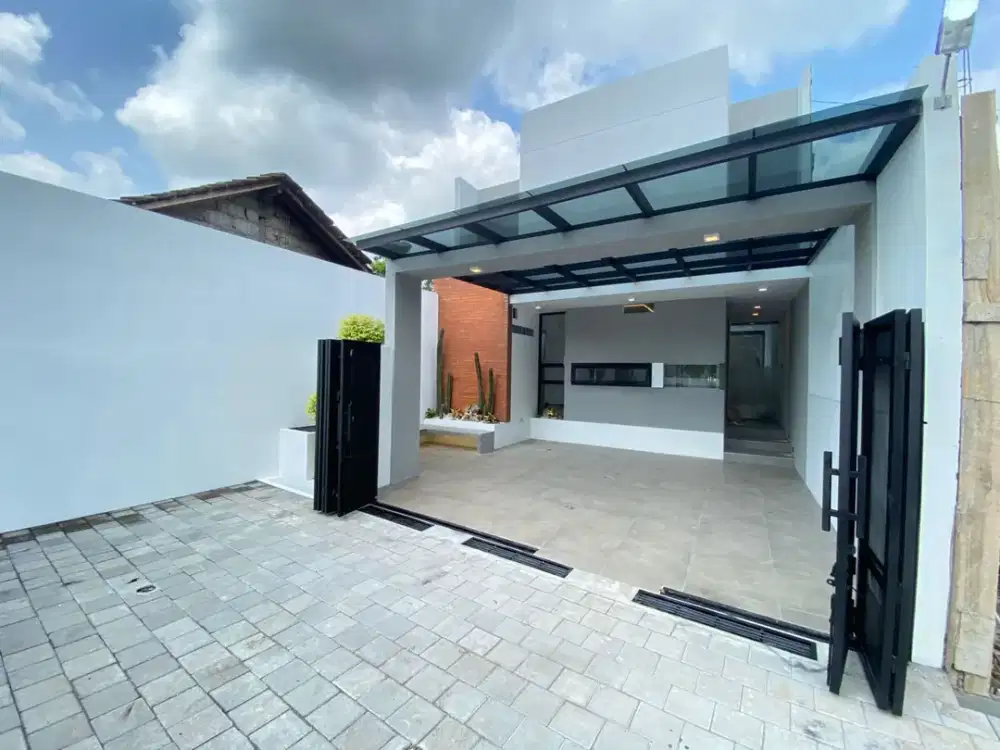 Rumah Mewah 2 Lantai Semi Furnish Hanya 6 Menit Dari Kampus UII Pusat!