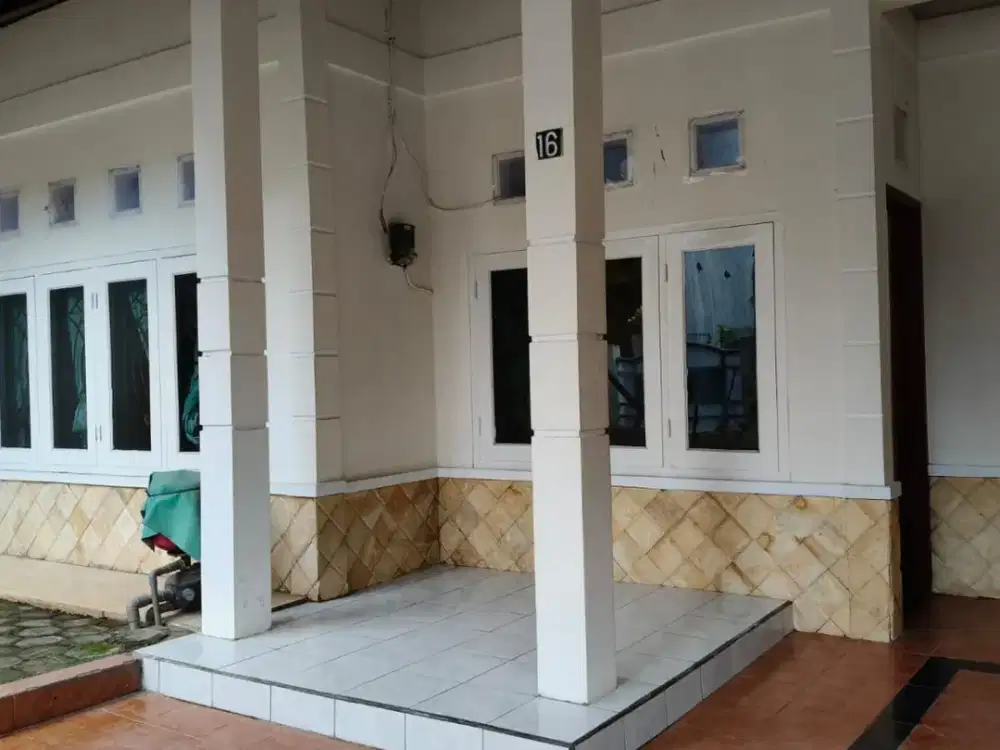 RUMAH DISEWAKAN 2 LANTAI 3 KAMAR TIDUR SEMI FURNISHED DI DEKAT UNDIP BANYUMANIK