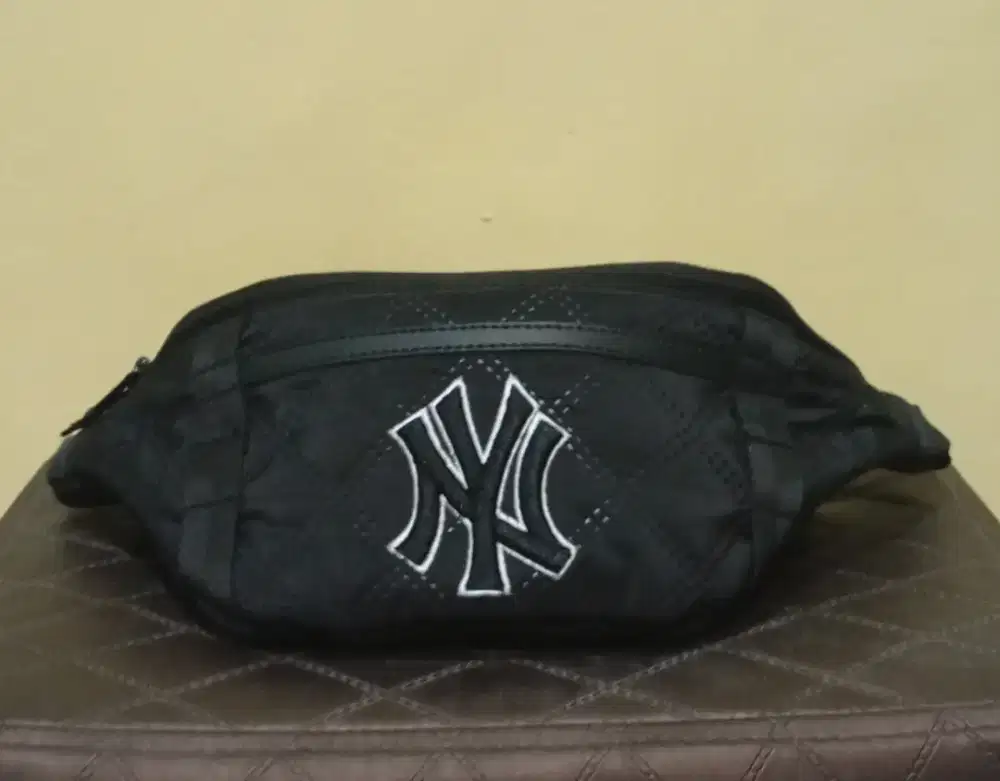 NEW ERA NY SLING BAG
