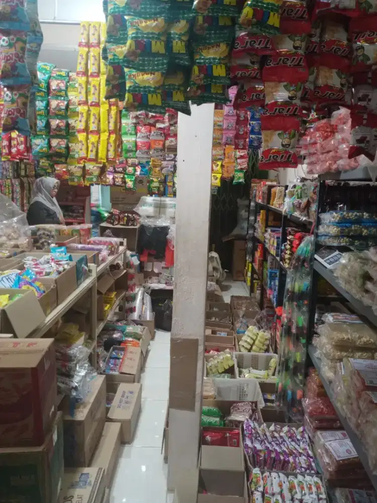 KARYAWAN TOKO SNACK