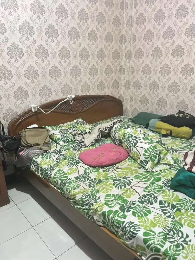 dijual butuh ranjang beserta kasurnya bahan kayu jati asli