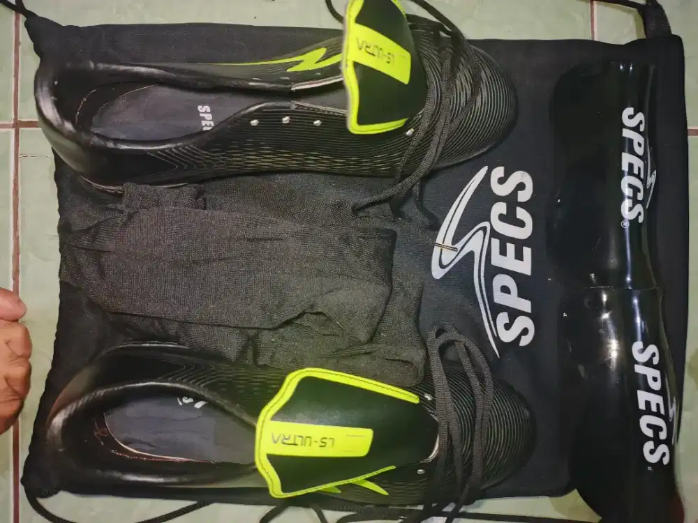 Sepatu bola baru belum pernah di pakai set
