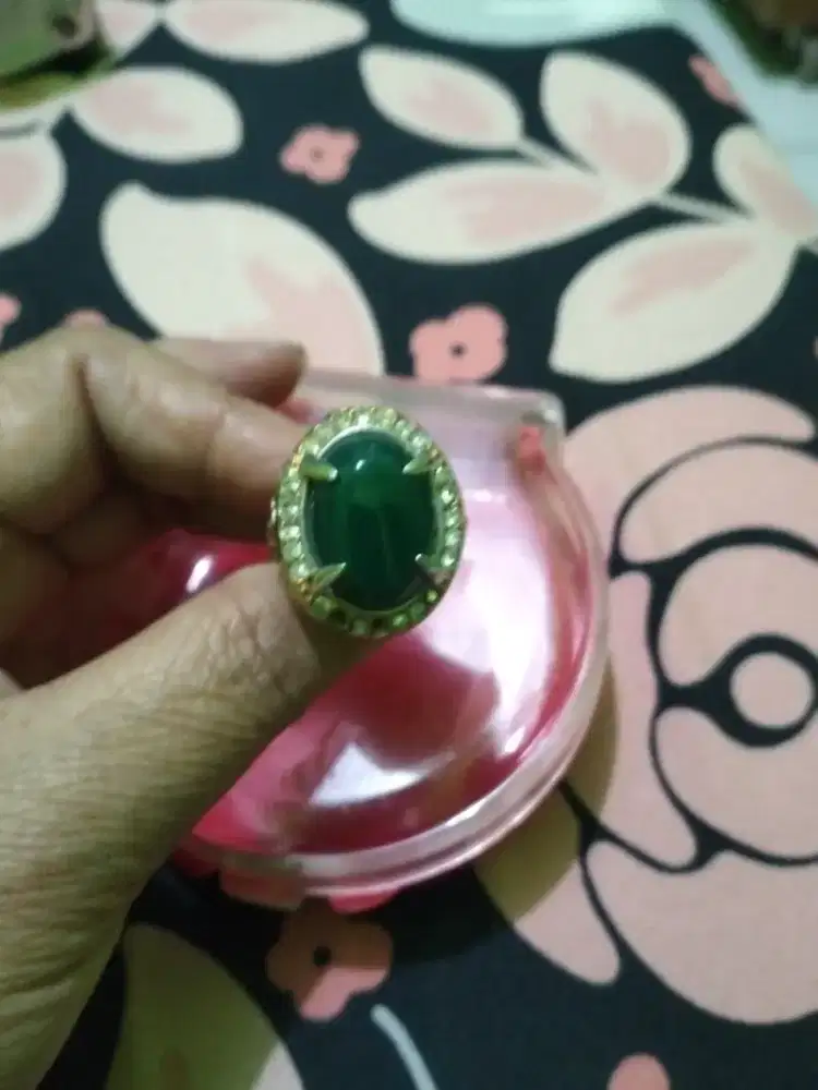 cincin batu warna hijau botol