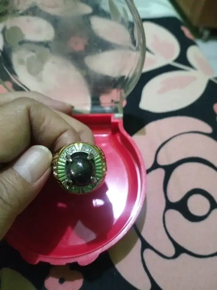 cincin batu warna merah marun