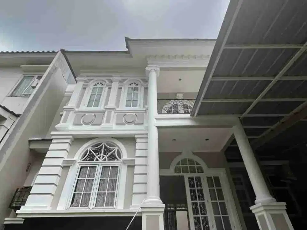Rumah  di Legenda Wisata Cibubur