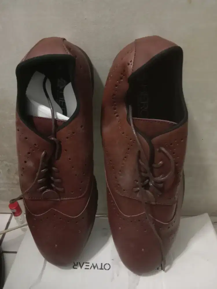 Sepatu sneakers pria